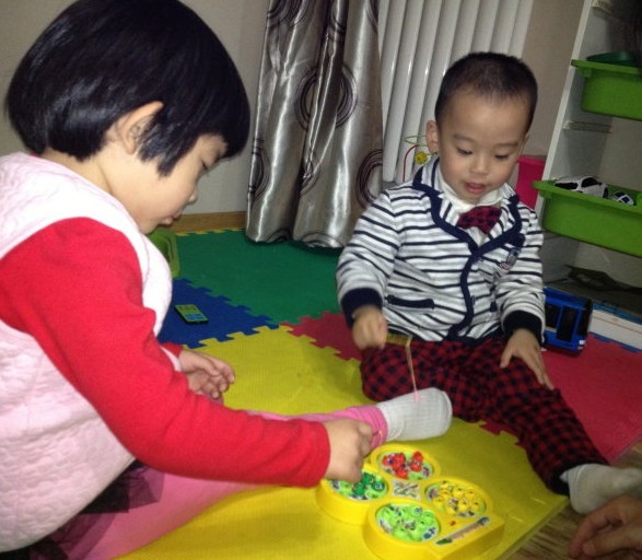 親子教育人士認為：很多家長會給孩子做親子閱讀，在親子閱讀的過程中，難免都會遭遇寶寶撕書的情況。面對這樣的情況，父母該將孩子撕爛的書，用膠水把書補好，最好讓孩子跟父母一起把書補好。