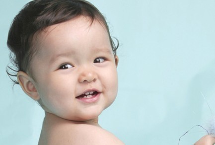 　相信大家都知道，孩子愈小，睡眠愈多。新生兒每天睡16~20小時。一個2歲孩子總共生活24個月，其中有13個月是在睡眠中度過的，所以對寶寶而言，睡眠是很重要的，因為寶寶睡眠充足的話，就能促進大腦功能的發育和發展，但是孩子晚上睡覺不好，